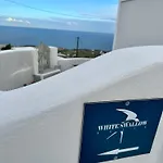 White Swallow Santorini Vourvoúlos