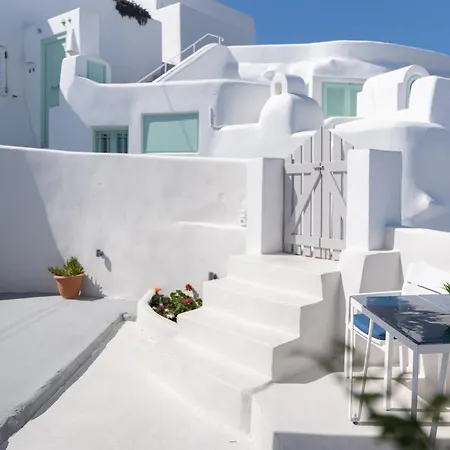 White Swallow Santorini * Vourvoúlos