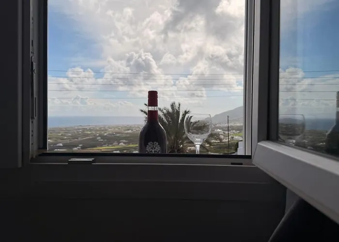 White Swallow Santorini Vourvoúlos