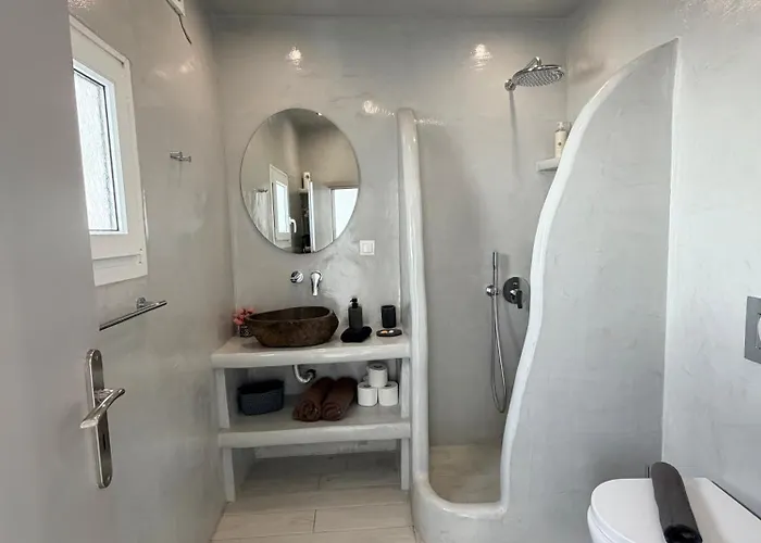 White Swallow Santorini Vourvoúlos